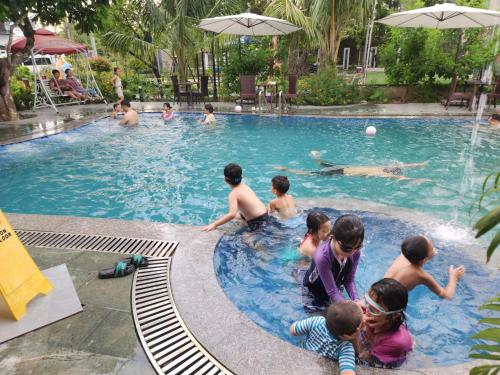 宁平Châu Sơn Garden Resort的一群儿童在游泳池玩耍