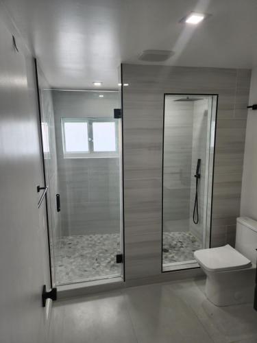 劳德代尔堡JBMANORS的带淋浴和卫生间的浴室