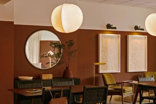 圣保罗Sonder The Fitz的一间带镜子和桌椅的用餐室