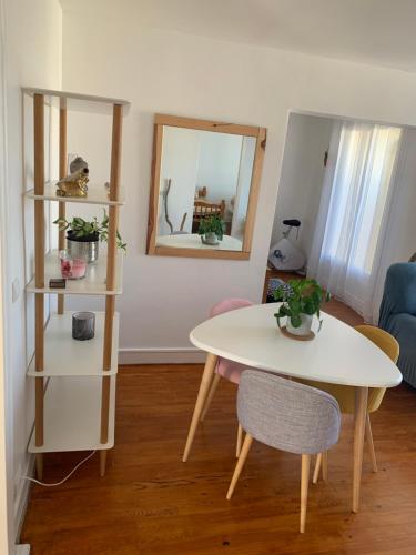 安格雷Appartement T3 Anglet 67m2的客厅配有桌子和桌椅