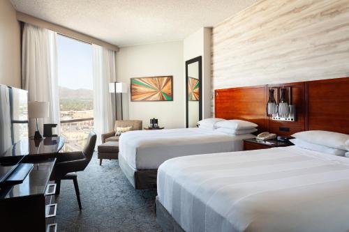 阿尔伯克基Marriott Albuquerque的酒店客房配有两张床和一张书桌