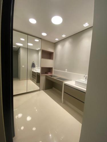 戈亚尼亚Flat Studio DNA Smart style的一间带水槽和镜子的浴室