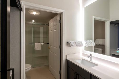 查尔斯顿查尔斯顿机场万豪居家酒店的白色的浴室设有水槽和淋浴。