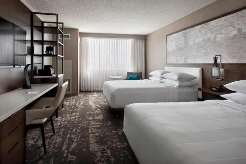奥尔巴尼Marriott Albany的酒店客房配有两张床和一张书桌