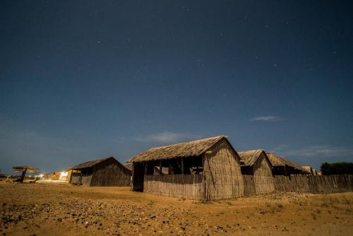 卡波德拉维拉Rancheria Utta的一群晚上在沙漠中的小屋