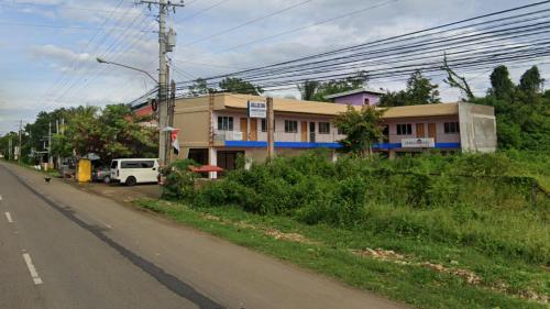 邦劳ABEJJEE Motel的街道旁道路边的建筑物