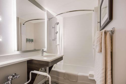 博福特贝斯特韦斯特海岛酒店的一间带水槽和淋浴的浴室