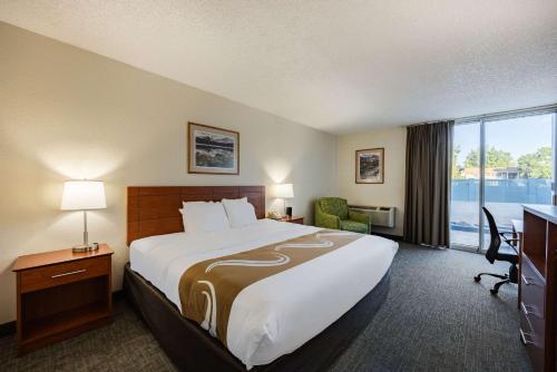卡农城Quality Inn & Suites Canon City的一间设有大床和窗户的酒店客房