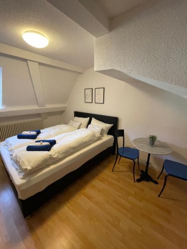 库尔Haus zum Rütli的一间卧室配有一张大床和一张桌子