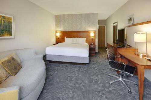玛丽埃塔市玛丽埃塔市/I-75北州际公路亚特兰大庭院酒店的配有一张床和一张书桌的酒店客房