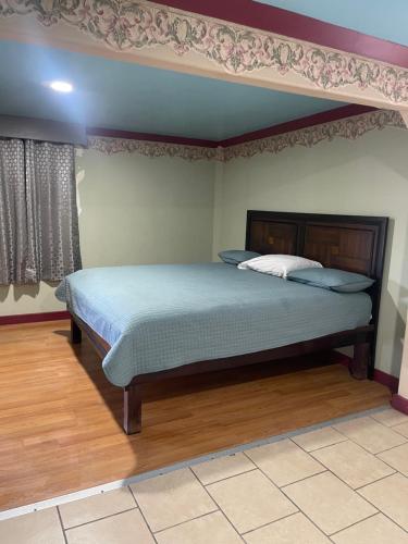 普罗沃普罗沃套房汽车旅馆的一间卧室配有一张带天蓬的大床