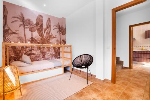 米拉弗洛迪拉希Luxe Villa, Pool, Mountain views, BBQ, Sky,的一间卧室配有双层床和椅子