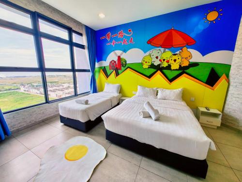 马六甲Lovely Chicks Homestay 5 -10pax 小转鸡主题民宿Atlantis Residence Melaka的卧室配有两张床,墙上挂有壁画