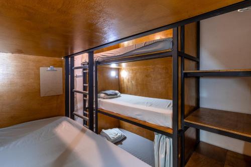 圣塔特蕾莎海滩Akih Pods Hostel的客房内的两张双层床