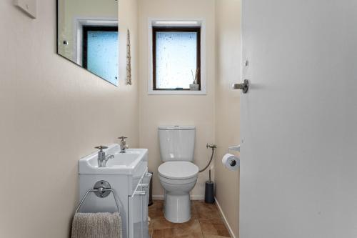 卡塔尼A Stones Throw - Coastlands Holiday Home的白色的浴室设有卫生间和水槽。