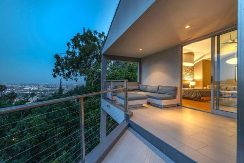 洛杉矶6MIL 5BR Sunset Strip Villa Jetliner Views Oasis的阳台,房子上配有沙发