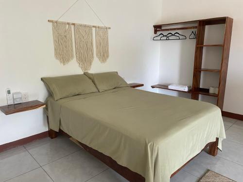 埃斯孔迪多港Casa Mura的一间卧室,卧室内配有一张大床