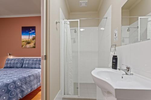 林肯港Port Lincoln Studio Apartments的一间带水槽和淋浴的浴室