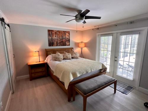 那不勒斯Florida house, 4br 2bt with private pool oasis的一间卧室配有一张床和吊扇