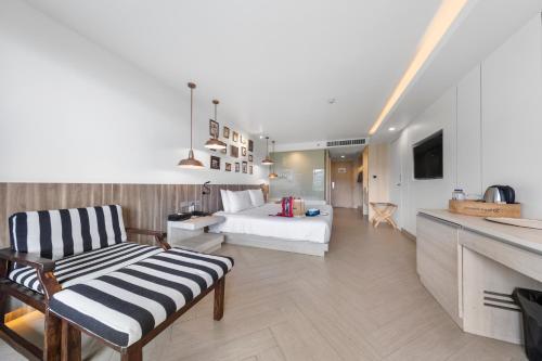 北芭堤雅芭堤雅金色郁金香海滩度假酒店的一间卧室设有一张床和一间客厅。