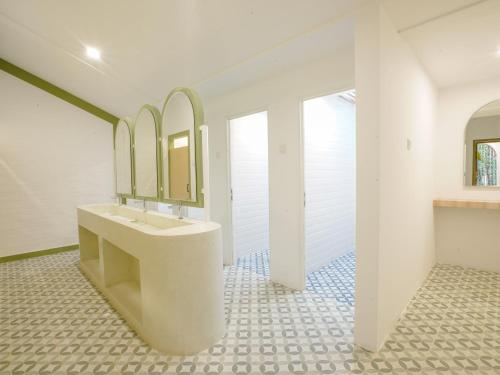 龙目岛库塔Puri Rinjani Bungalows & Hostel的一间带水槽和镜子的浴室