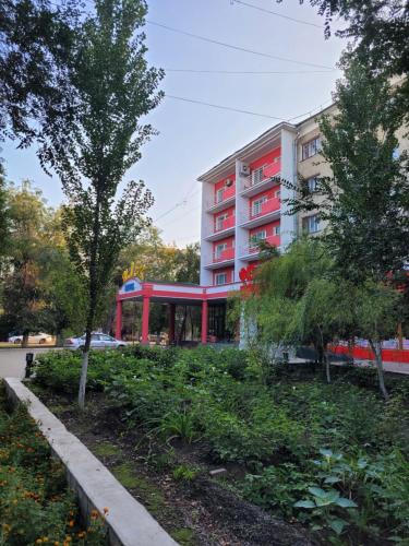 阿克托比Гостиница ИЛЕК的公园里的一个红色阳台的建筑