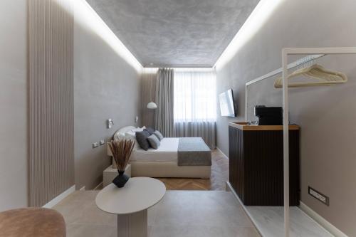 米兰Duomo Collection的一间小卧室,配有一张床和一张桌子