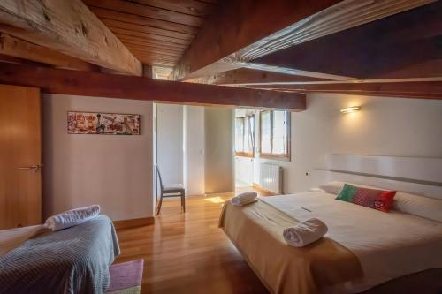 AiaOribarzar - Vivienda acogedora en plena naturaleza的一间卧室配有两张床和椅子