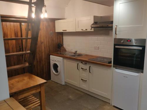 奇彭纳姆The Forge Kington St Michael的厨房配有洗衣机和洗衣机。