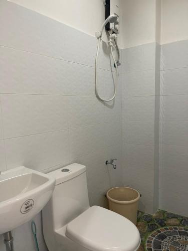 DapitanDapitan Travellers Inn的浴室配有卫生间、盥洗盆和淋浴。