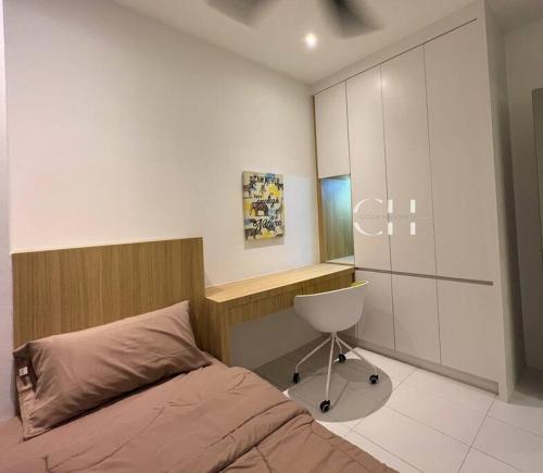 古晋Kuching Apartment @ TT3 SOHO Near NorthBank的一间卧室配有一张床、一张桌子和一把椅子