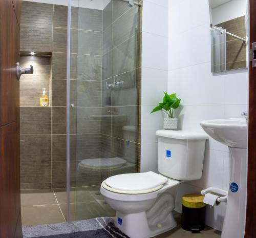 里考尔特Maravilloso Apartamento Privado de Descanso en Ricaurte Cundinamarca的一间带卫生间和淋浴的浴室