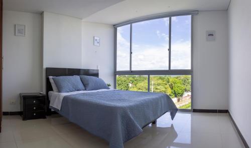 里考尔特Maravilloso Apartamento Privado de Descanso en Ricaurte Cundinamarca的一间卧室设有一张床和一个大窗户