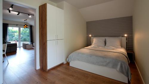 乌斯特龙Apartamenty Sun & Snow Nad Wisłą的一间带大床的卧室和一间客厅