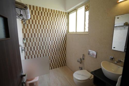 胡布利Hotel Metropolis的一间带卫生间和水槽的浴室