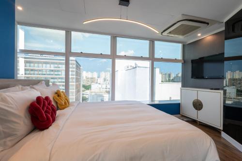 香港Tung Nam Lou Art Hotel的卧室配有一张白色的床,上面有两只填充动物