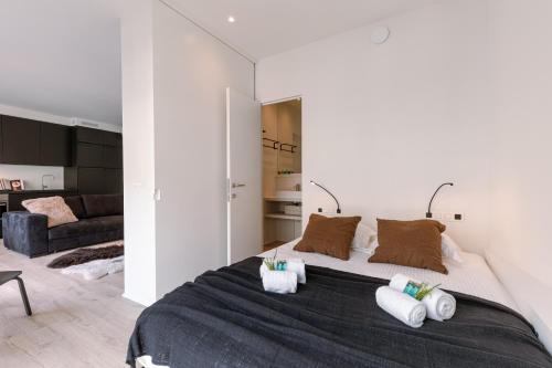 根特Margriet Apart-Suites的一间卧室配有一张大床和毛巾