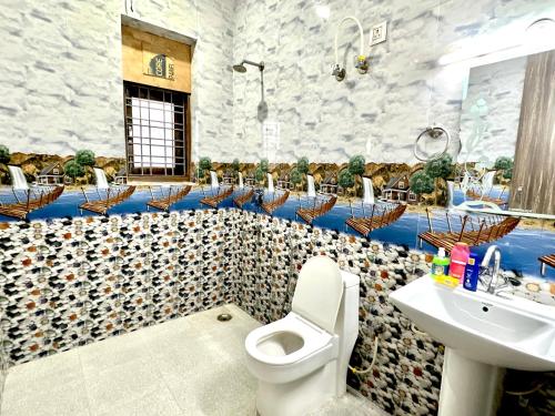 古尔冈cozy room with no restrictions的浴室配有卫生间、水槽和椅子