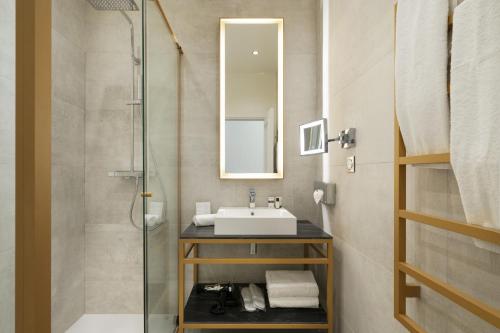 巴黎Vestay Montaigne的一间带水槽和淋浴的浴室