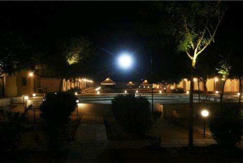 斋沙默尔Destination Desert Camp的月亮庭院的夜视
