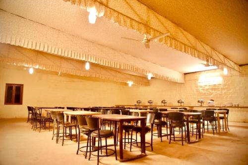 斋沙默尔Mathar Ki dhani的大型客房设有桌椅