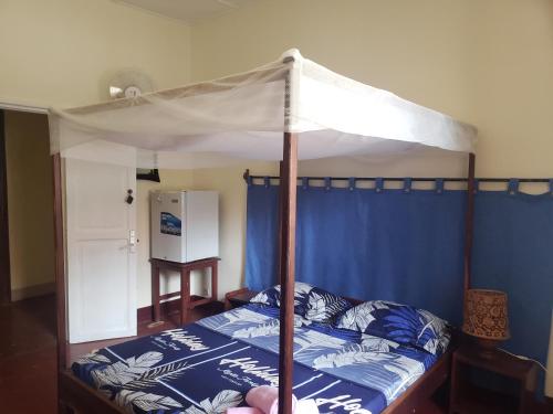 迭戈苏瓦雷斯Hotel Le Petit Paradis的一间卧室配有一张带天蓬的床