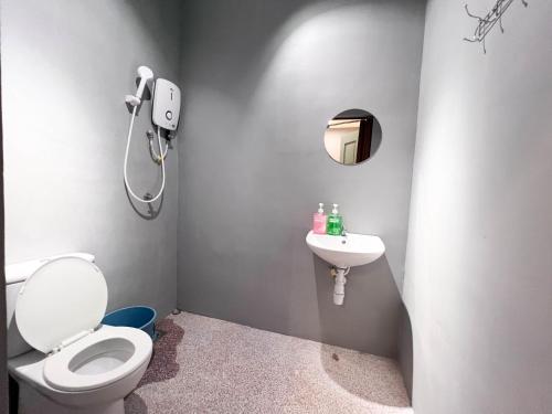 吉隆坡HUKM CoLiving 21 by Manhattan Group的一间带卫生间和水槽的浴室