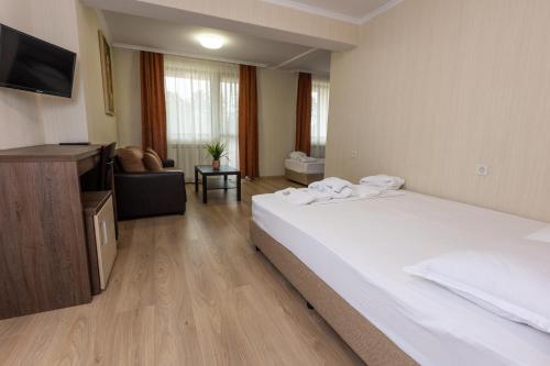 道那班亚Hotel Nikol的酒店客房设有两张床和电视。