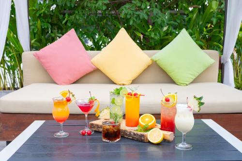 曼谷康帕斯酒店集团曼谷素坤逸10巷格乐丽雅酒店的一张桌子上的饮料托盘,上面有色彩缤纷的枕头