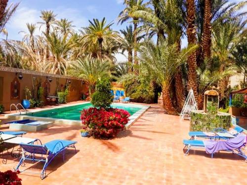 扎古拉切斯阿里酒店 的一个带游泳池和棕榈树的度假村