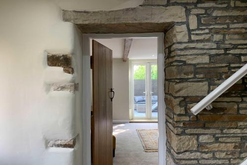 哈利法克斯Croft House Cottage的走廊上设有石墙和门