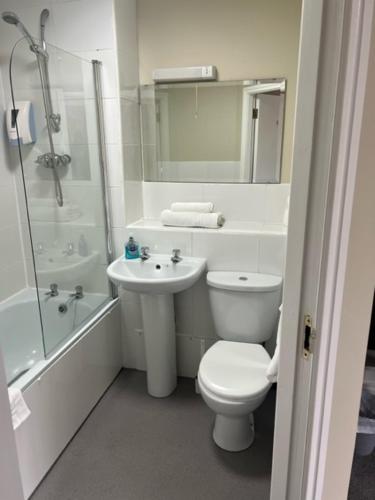 哈德斯菲尔德玫瑰和皇冠酒店的浴室配有卫生间、盥洗盆和淋浴。