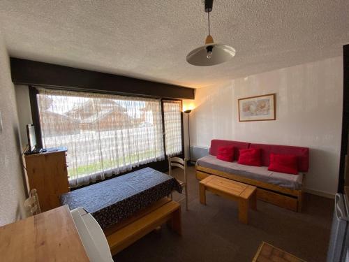 拉普德兹Appartement Huez, 1 pièce, 4 personnes - FR-1-405-48的客厅设有红色的沙发和窗户。