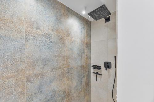 伯布林根NEU: Stylische Suite mit Netflix und Workspace的带淋浴的浴室(带石墙)